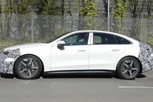 테슬라와 BMW 질주 막을까…새로운 벤츠 전기 C클래스 전기 버전 시험주행 포착 Mercedes C Class Electric white side profile xifvfx 4