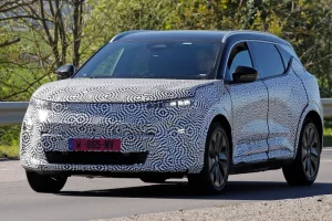 르노 세닉 부분변경 테스트카 등장, 배터리 교체 가능성 부상 2