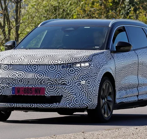 르노 세닉 부분변경 테스트카 등장, 배터리 교체 가능성 부상 29