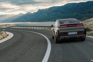 0→100km/h 2.5초… 카이엔 터보 쿠페 일렉트릭, 성능 한계 밀었다 6