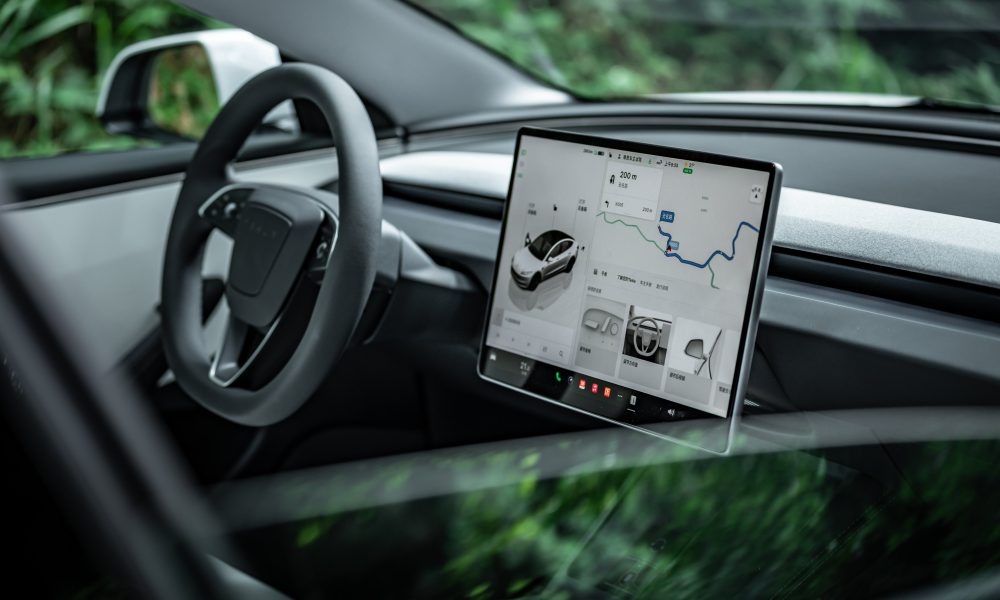 테슬라, FSD v14.3 배포 시작…AI 컴파일러 전면 교체로 반응속도 20% 단축 imgi 16 tesla interior navigation fsd 1000x600 1 1