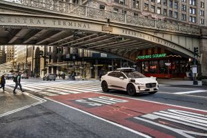 “같은 거리인데 56% 저렴”…테슬라, 로보택시 가격 경쟁력 드러냈다 imgi 20 Waymo NYC 01 Compressed 4