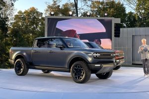 스카우트 신차 일정 다시 흔들…테라 2030년까지 밀릴 가능성 높아 imgi 29 scout terra with scout president and ceo scott keogh 100946539 h 4