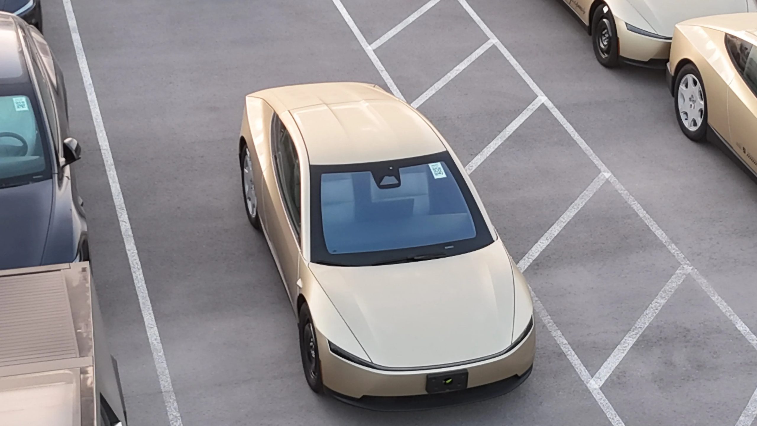 테슬라, 기가텍사스서 운전대 없는 사이버캡 양산 본격화…14대 출고장 포착 imgi 64 HGHSHRjXcAA7HE7 scaled 1