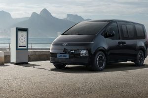 스타리아 일렉트릭, 800V에 듀얼 충전 포트까지…전기 MPV 새 기준 제시 imgi 92 staria electric charging plug and charge 6