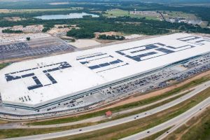 테슬라, 인력 5000명 줄였지만 투자 지속…속내는 ‘자동화’ 4 테슬라, 인력 5000명 줄였지만 투자 지속…속내는 ‘자동화’ tesla giga texas solar panels tesla q2 2022 report 4