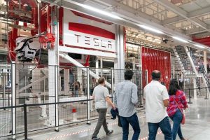 테슬라, 인력 5000명 줄였지만 투자 지속…속내는 ‘자동화’ 3 테슬라, 인력 5000명 줄였지만 투자 지속…속내는 ‘자동화’ tesla giga texas stacking structural batteries are these 4680 model ys here are some 3