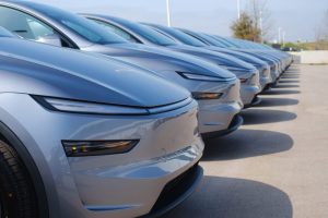 테슬라, ‘모델 Y 아래’ 소형 SUV 준비…가격 승부수 띄우나 2 테슬라, ‘모델 Y 아래’ 소형 SUV 준비…가격 승부수 띄우나 tesla model y flotte fuhrpark 2025 1400x933 1 2