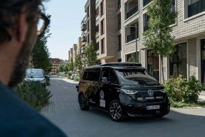 폭스바겐 ID. 버즈 로보택시, LA 도로 주행 돌입…우버 앱 탑승 서비스는 2026년 말 3 폭스바겐 ID. 버즈 로보택시, LA 도로 주행 돌입…우버 앱 탑승 서비스는 2026년 말 volkswagen id. buzz ad di moia a guida autonoma 1 3