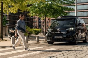 폭스바겐 ID. 버즈 로보택시, LA 도로 주행 돌입…우버 앱 탑승 서비스는 2026년 말 4 폭스바겐 ID. 버즈 로보택시, LA 도로 주행 돌입…우버 앱 탑승 서비스는 2026년 말 volkswagen id. buzz ad di moia a guida autonoma 2 4