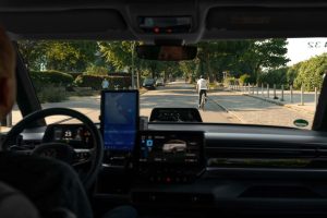 폭스바겐 ID. 버즈 로보택시, LA 도로 주행 돌입…우버 앱 탑승 서비스는 2026년 말 9 폭스바겐 ID. 버즈 로보택시, LA 도로 주행 돌입…우버 앱 탑승 서비스는 2026년 말 volkswagen id. buzz ad di moia a guida autonoma 3 9