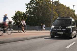 폭스바겐 ID. 버즈 로보택시, LA 도로 주행 돌입…우버 앱 탑승 서비스는 2026년 말 5 폭스바겐 ID. 버즈 로보택시, LA 도로 주행 돌입…우버 앱 탑승 서비스는 2026년 말 volkswagen id. buzz ad di moia a guida autonoma 5