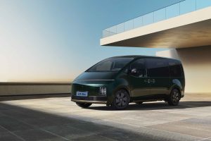 스타리아 일렉트릭, 800V에 듀얼 충전 포트까지…전기 MPV 새 기준 제시 사진1 더 뉴 스타리아 리무진 일렉트릭 외장 2