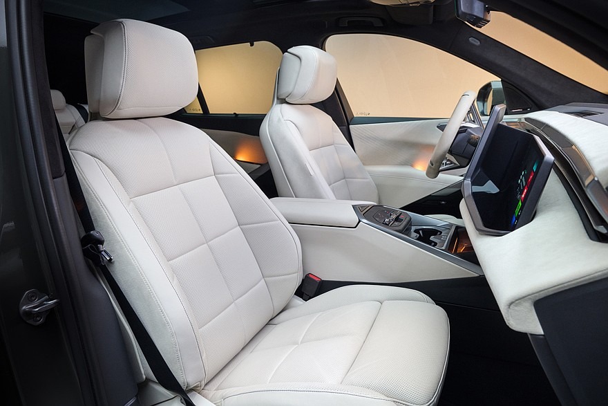 BMW 첫 전기 X5 등장…10분 충전에 273km 달린다 7