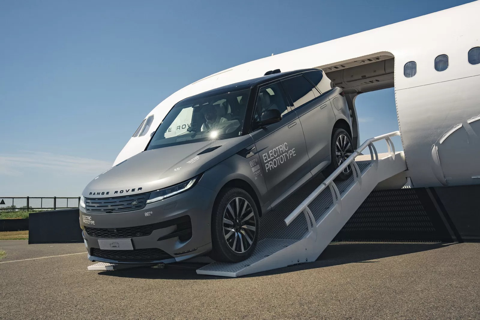 "V8 대신 전기" 레인지로버 스포츠 EV 첫 공개…험로도 거뜬했다 1